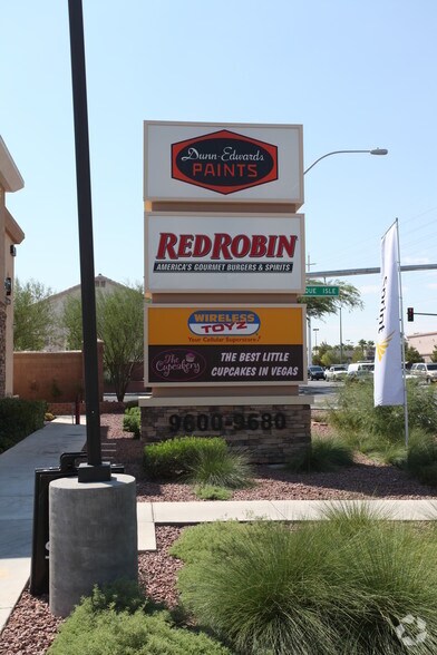 9600 S Eastern Ave, Henderson, NV à louer - Photo du bâtiment - Image 3 de 5