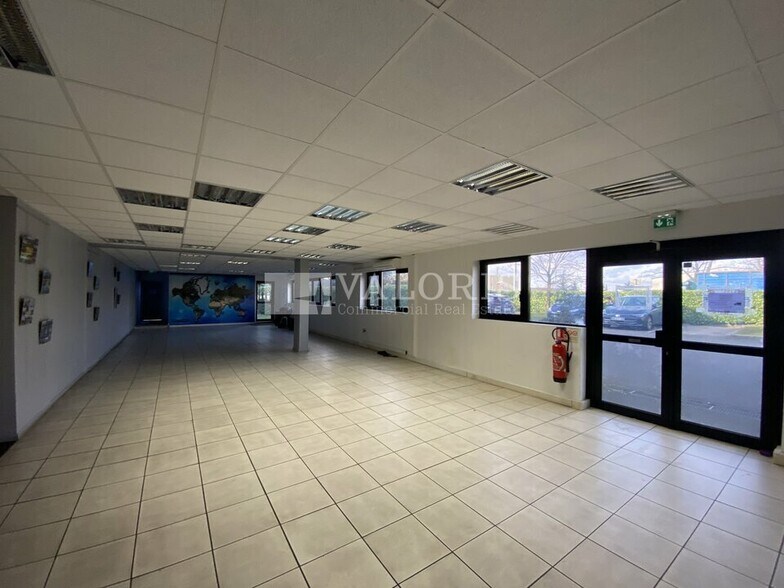 Flex in Genas for lease - Interior Photo - Image 2 of 4