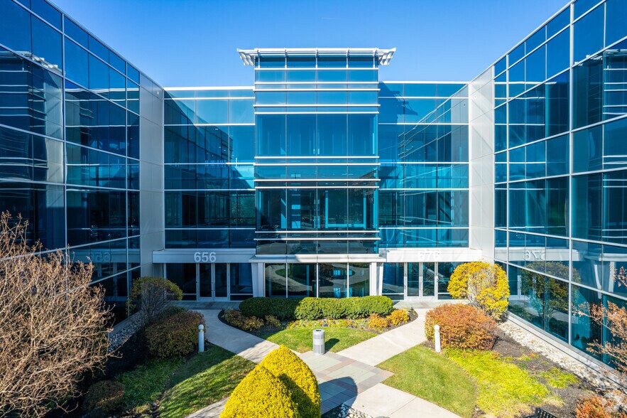 656-676 E Swedesford Rd, Wayne, PA à louer - Photo du bâtiment - Image 2 de 6