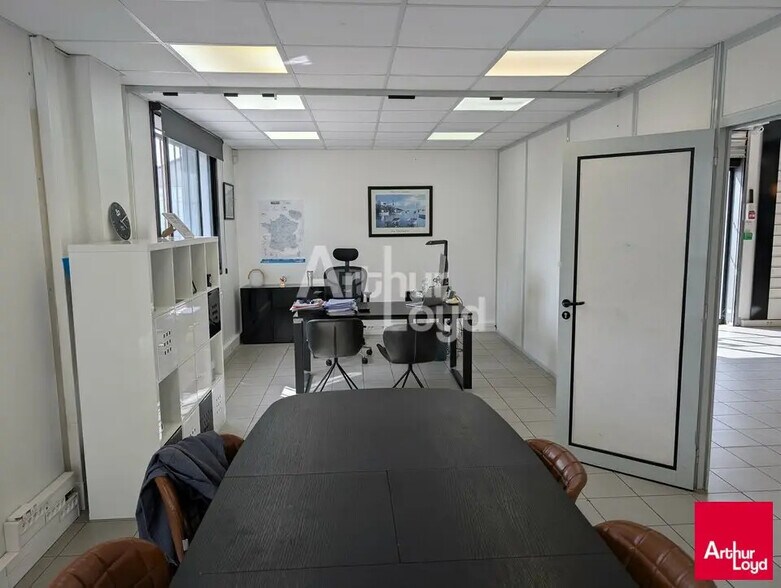 Flex in Rennes for lease - Interior Photo - Image 3 of 9