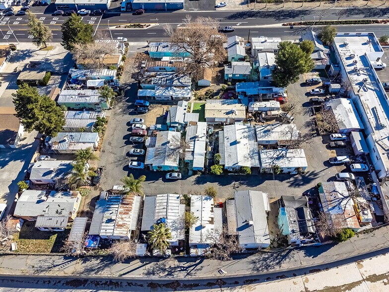 24833 Railroad, Newhall, CA à vendre - Photo du bâtiment - Image 3 de 5