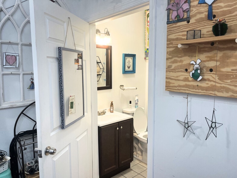 302-304 Hallock Ave, Port Jefferson Station, NY for sale - Interior Photo - Image 3 of 7