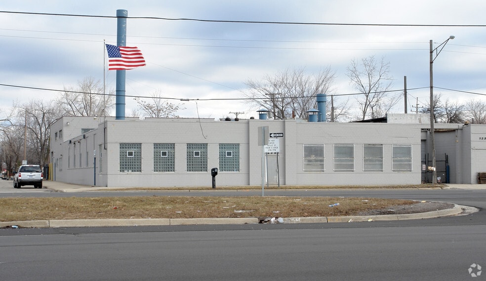 12357 E Eight Mile Rd, Warren, MI for sale - Primary Photo - Image 1 of 4