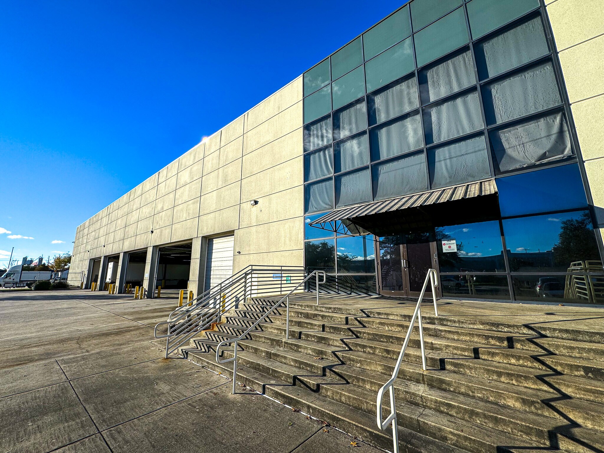 111 Riverbend Dr, Saint Rose, LA à louer Photo du bâtiment- Image 1 de 14