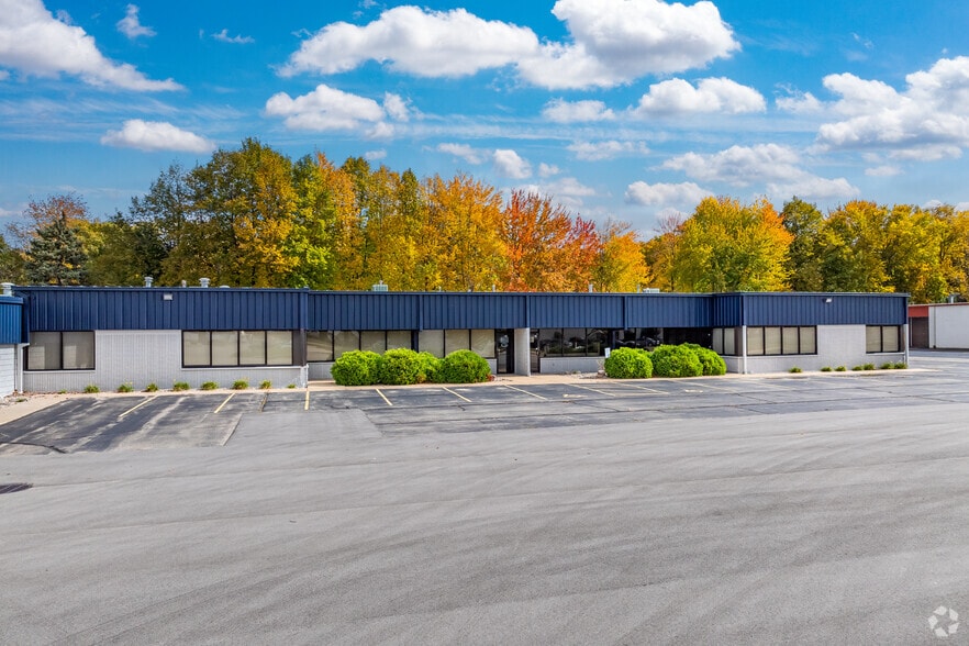2390 Industrial Dr, Neenah, WI for lease - Building Photo - Image 3 of 11