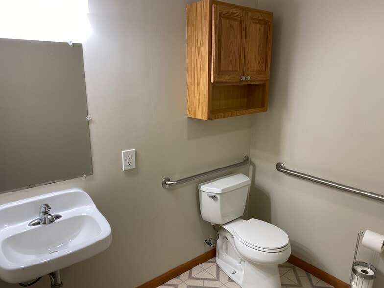 8125 Valleywood Ln, Portage, MI for lease - Interior Photo - Image 3 of 14
