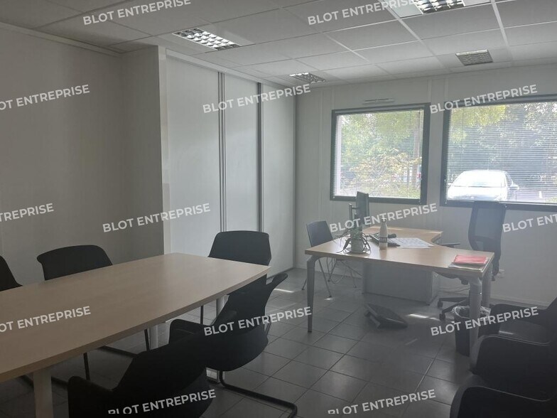 Office in Quimper for lease - Interior Photo - Image 2 of 8