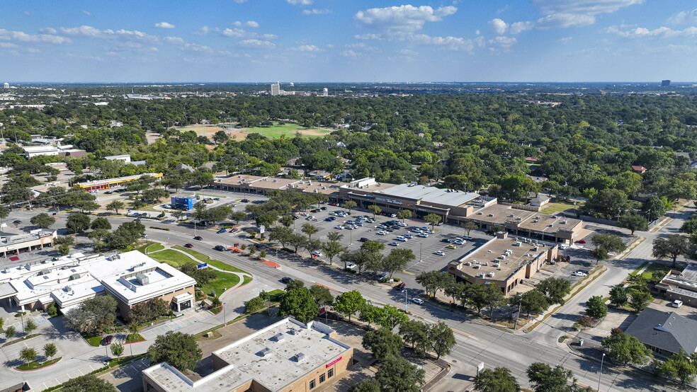 819 W Arapaho Rd, Richardson, TX for lease - Building Photo - Image 1 of 4