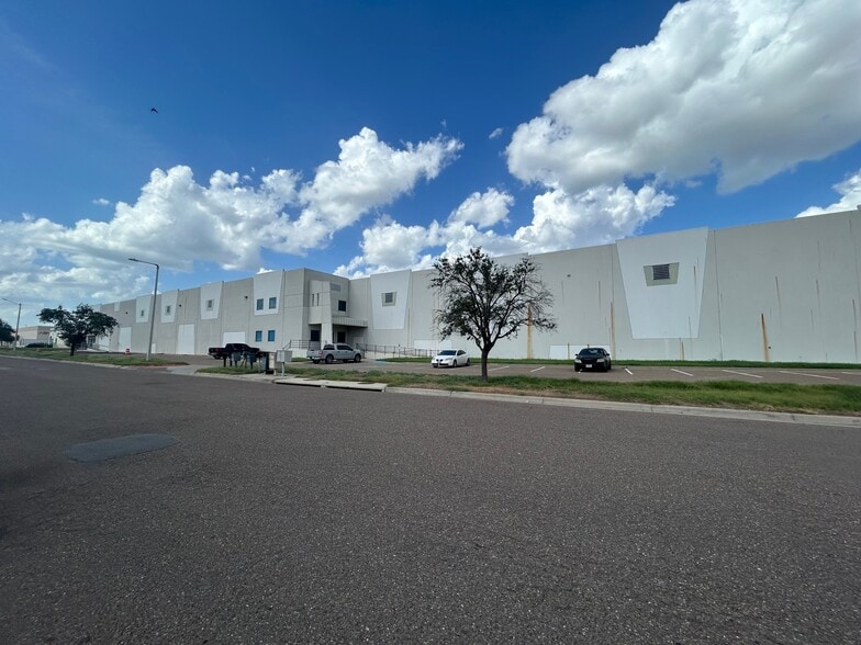 13101 Spivey Dr, Laredo, TX for lease - Building Photo - Image 2 of 11