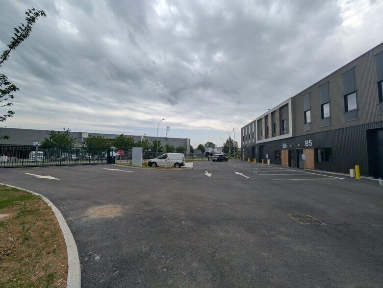 17 Rue Emile Levassor, Les Mureaux à louer - Photo du bâtiment - Image 3 de 8