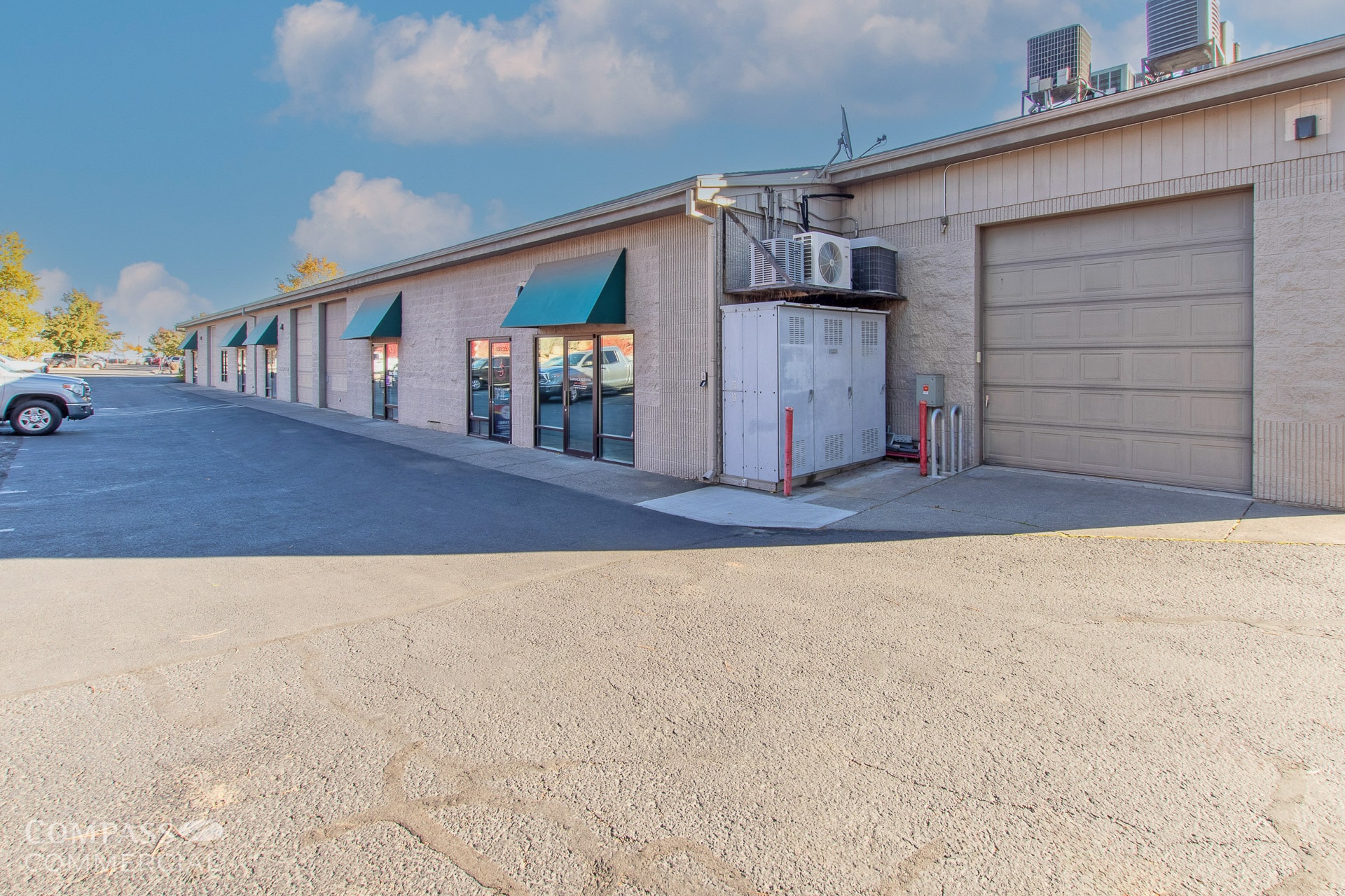 2525 NE Twin Knolls Dr, Bend, OR for lease Interior Photo- Image 1 of 16