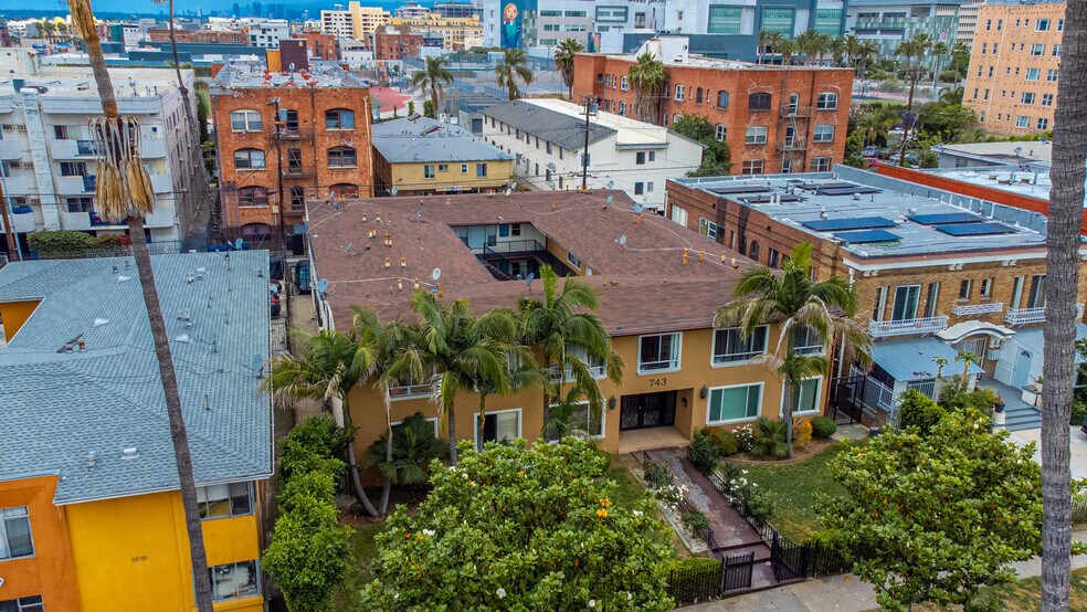 743 S Berendo St, Los Angeles, CA à vendre - Photo du bâtiment - Image 3 de 10