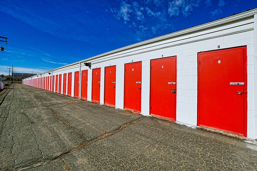 Storage On Self Storage Portfolio portfolio of 3 properties for sale on LoopNet.ca - Building Photo - Image 2 of 8