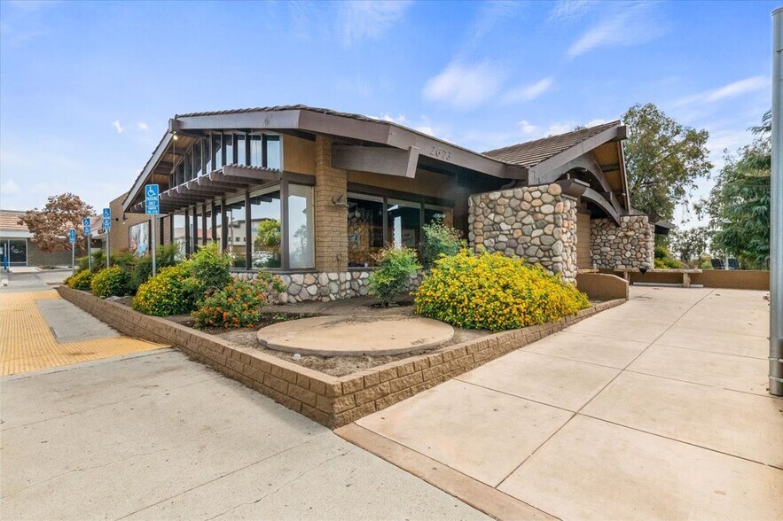 2673 Mount Vernon Ave, Bakersfield, CA à vendre - Photo du bâtiment - Image 3 de 34