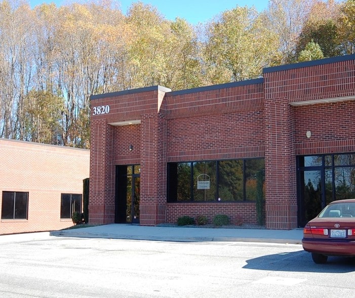 3820 N Elm St, Greensboro, NC for lease - Primary Photo - Image 1 of 14