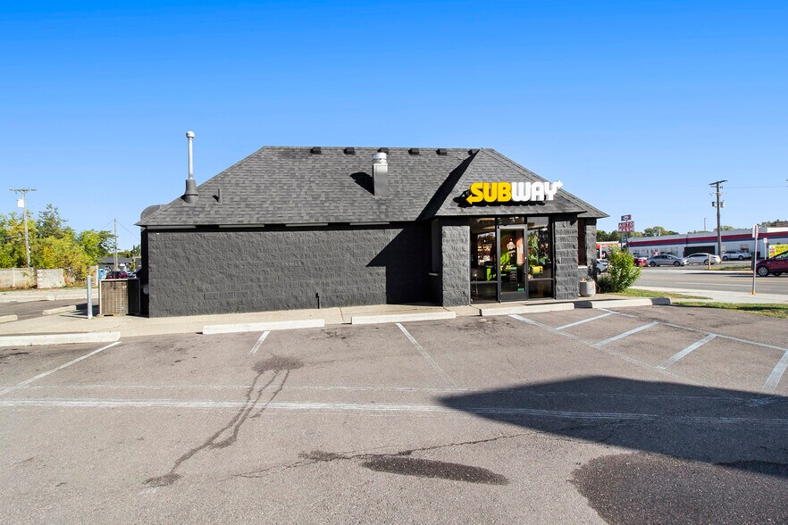 4703 N Crooks Rd, Royal Oak, MI à vendre - Photo du bâtiment - Image 2 de 19