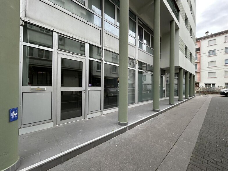 Commerce de détail dans Saint Nazaire à louer - Photo du bâtiment - Image 2 de 8