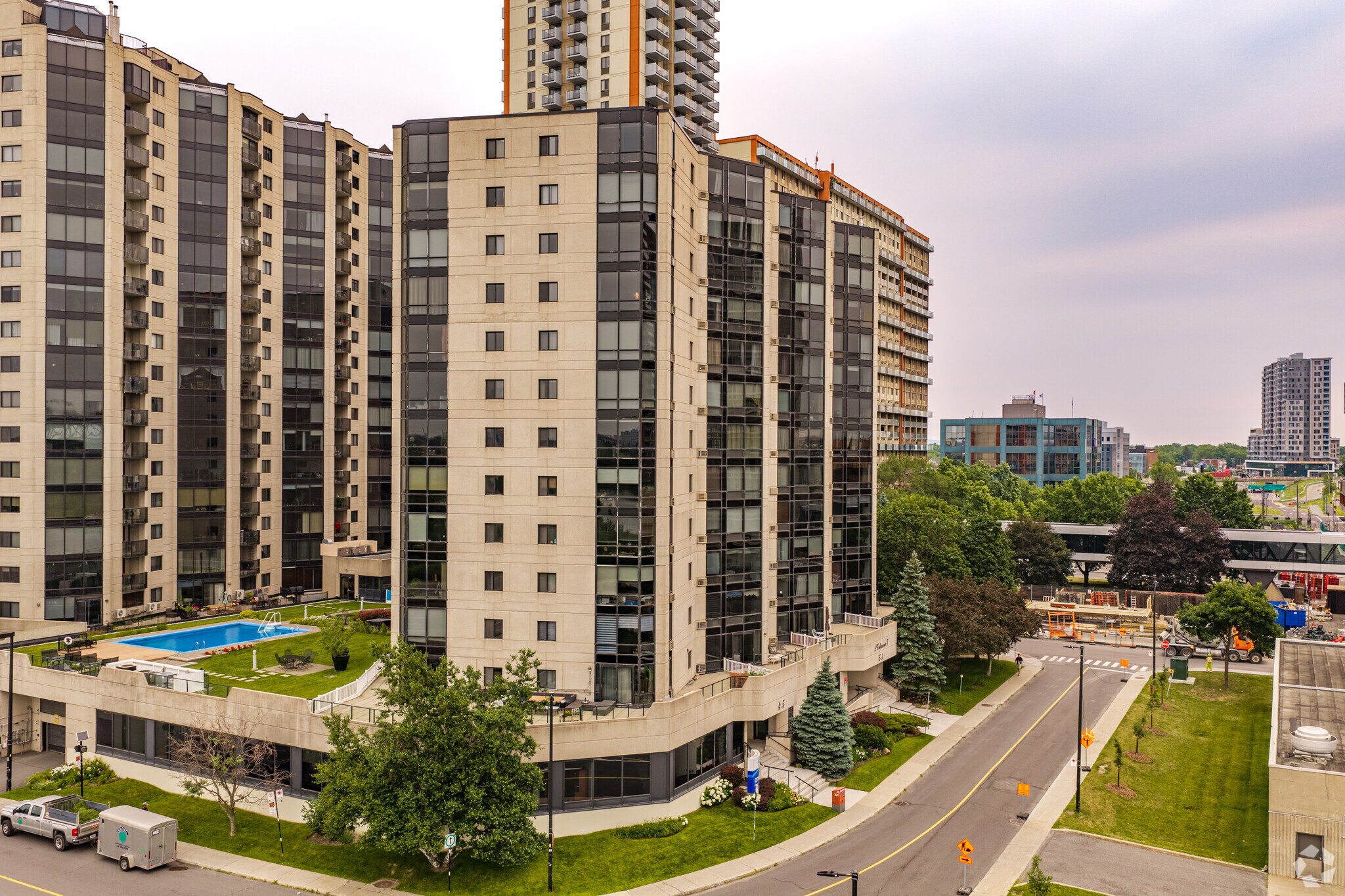 45-51 Pl Charles-Le Moyne, Longueuil, QC à vendre Photo du bâtiment- Image 1 de 4