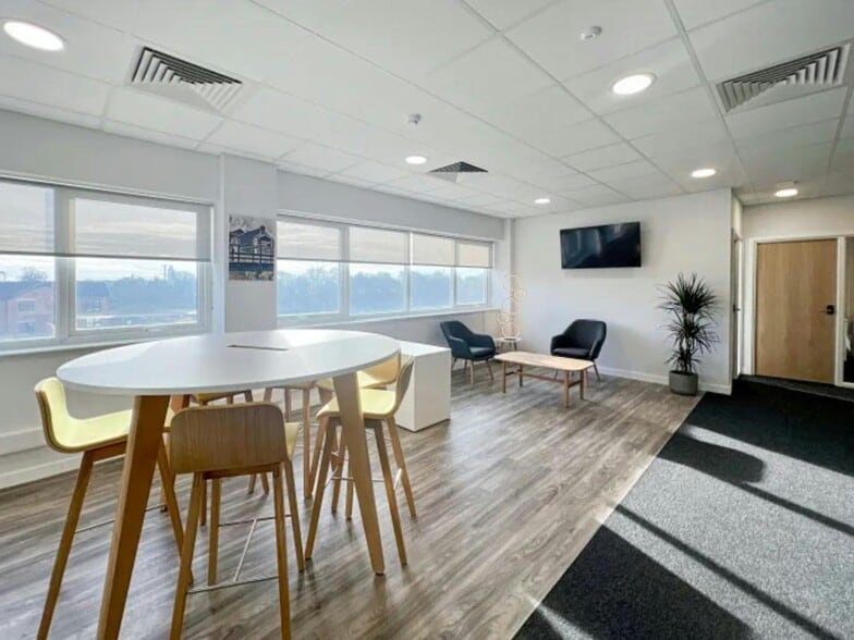 King St, Wigan for lease - Interior Photo - Image 2 of 11