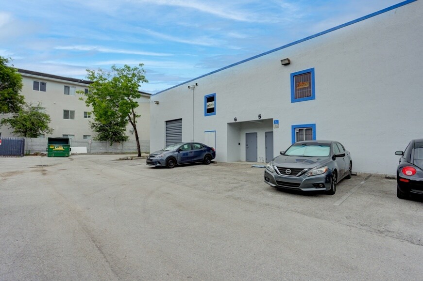 2205 W 80th St, Hialeah, FL à vendre - Photo du bâtiment - Image 3 de 6