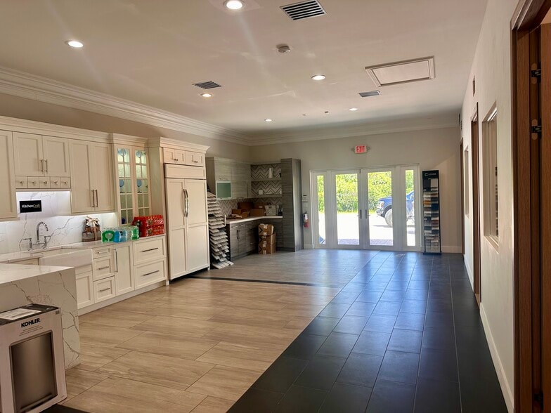 5731 NE 14th Ave, Fort Lauderdale, FL for lease - Interior Photo - Image 2 of 15