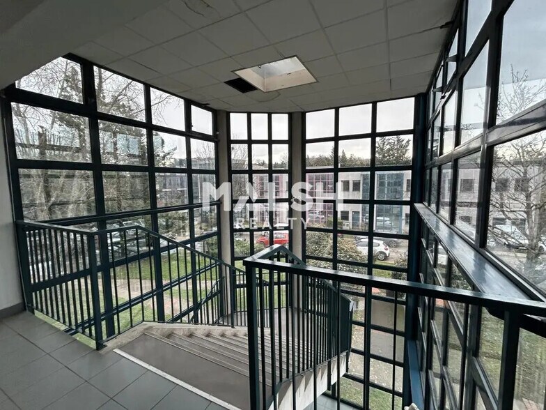 Bureau dans Saint-Genis-Laval à vendre - Hall d’entrée - Image 1 de 12