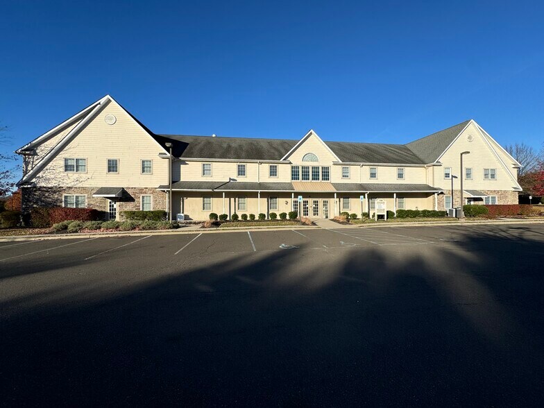 790 Newtown Yardley Rd, Newtown, PA à vendre - Photo du bâtiment - Image 1 de 56