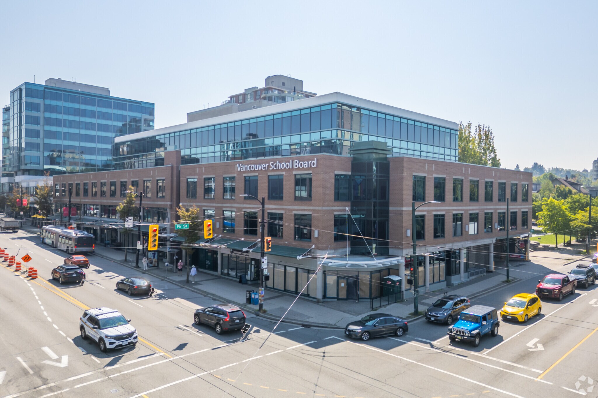 1580-1598 W Broadway, Vancouver, BC à louer Photo du bâtiment- Image 1 de 4