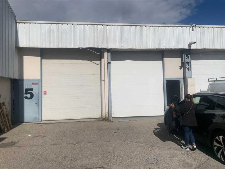 Flex in Vénissieux for lease - Building Photo - Image 1 of 9