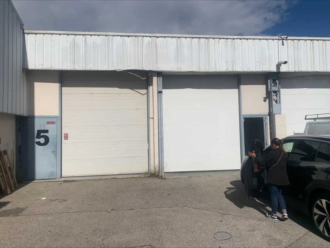 Flex in Vénissieux for lease Building Photo- Image 1 of 10