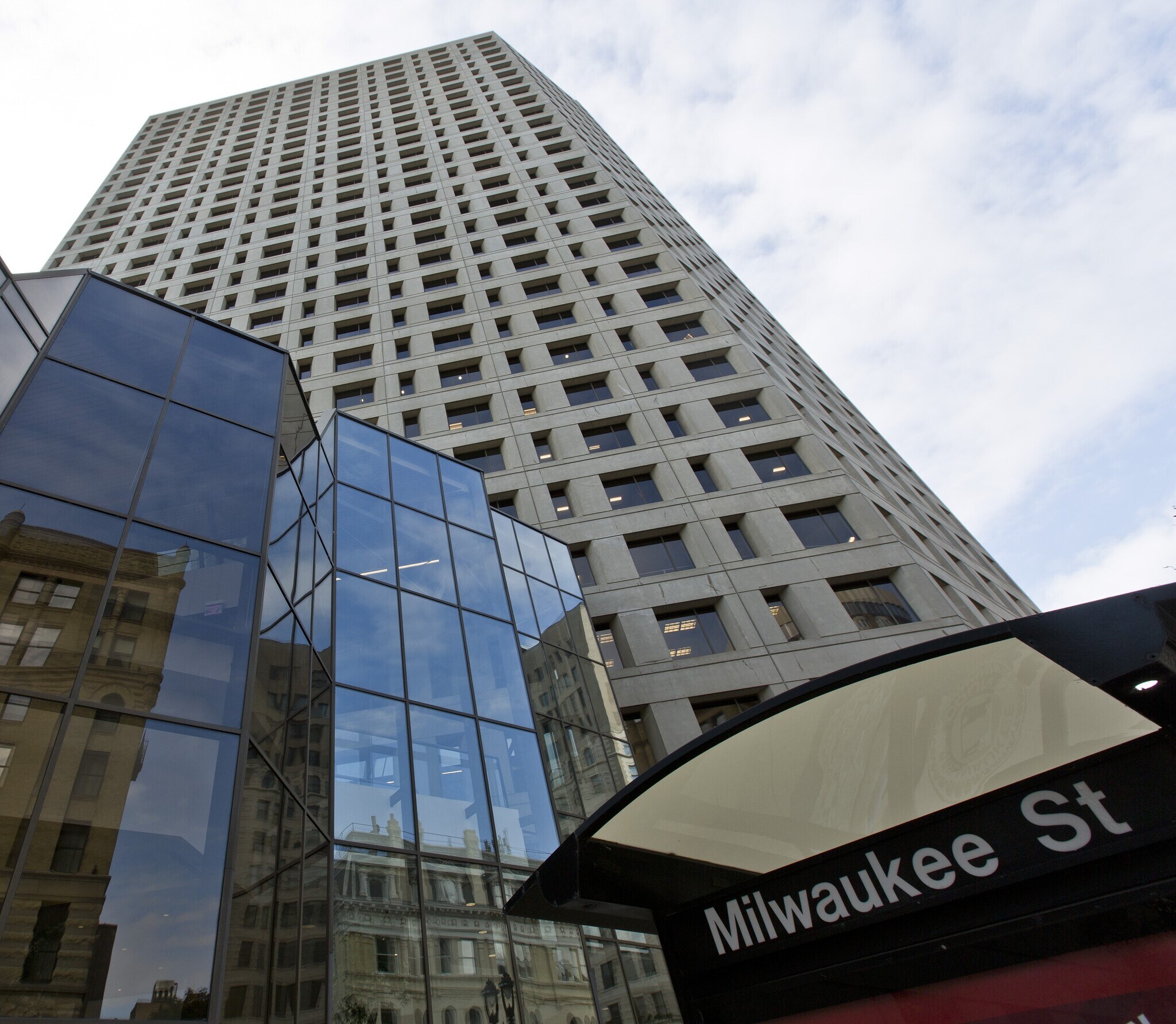 411 E Wisconsin Ave, Milwaukee, WI à louer Photo du bâtiment- Image 1 de 8