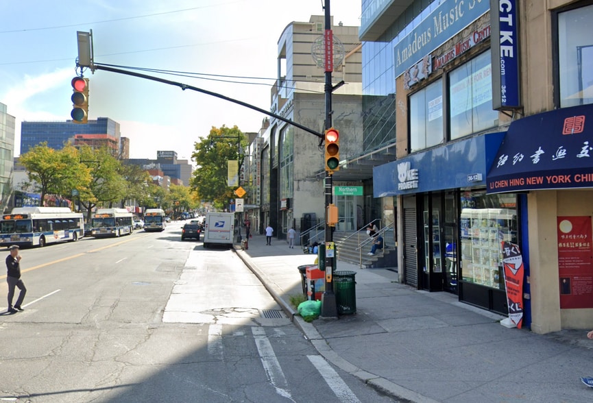 3612 Main St, Flushing, NY à louer - Photo du bâtiment - Image 3 de 4
