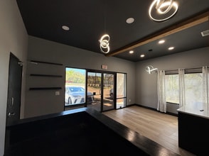 5815 William Cannon Dr W, Austin, TX à louer Photo du bâtiment- Image 2 de 4