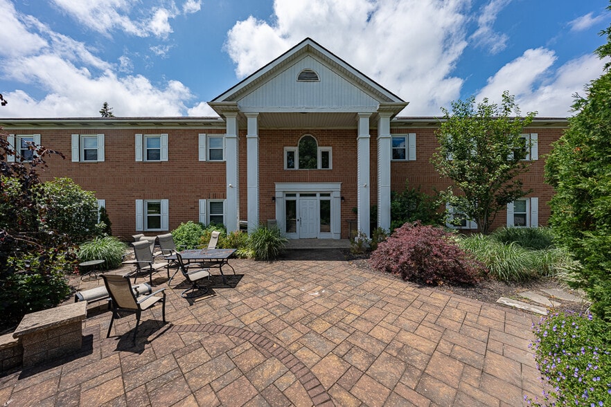 30670 Bainbridge Rd, Solon, OH à vendre - Photo du bâtiment - Image 2 de 21