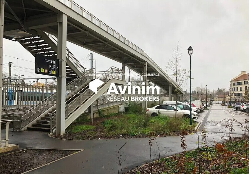 Flex in Pontoise for lease - Building Photo - Image 3 of 4