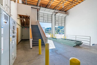 28875 Industry Dr, Valencia, CA à louer Photo intérieure- Image 1 de 21