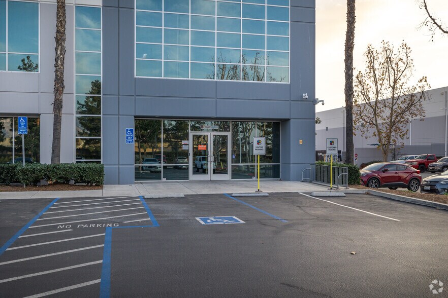 2360 Cottonwood Ave, Riverside, CA à louer - Photo du bâtiment - Image 3 de 7