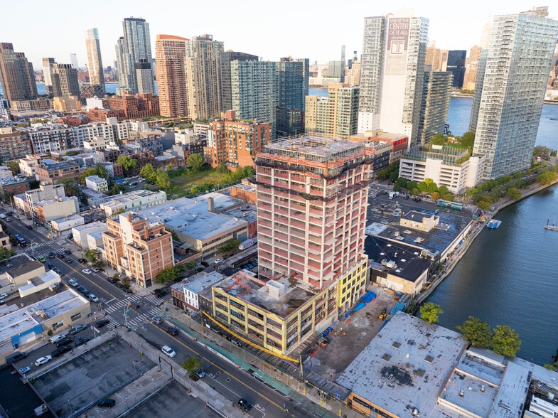 45-40 Vernon Blvd, Long Island City, NY for lease - Building Photo - Image 2 of 4