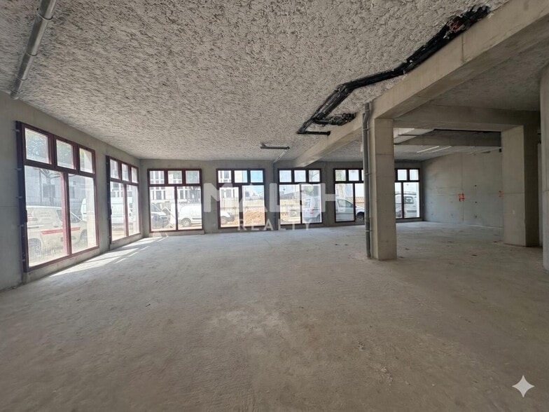 Retail in Villeurbanne for lease - Interior Photo - Image 3 of 4