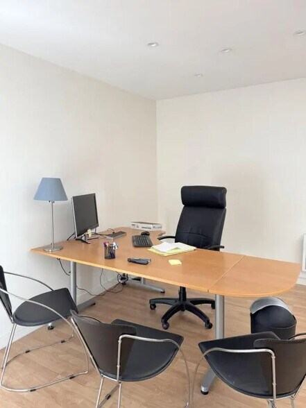 Office in Taverny for lease - Interior Photo - Image 2 of 8