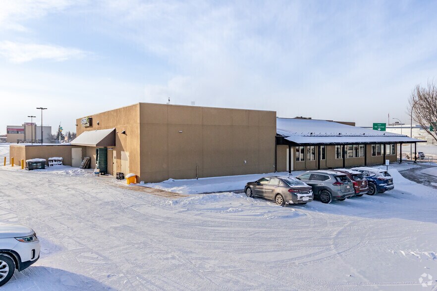 10121 171st St, Edmonton, AB à vendre - Photo du bâtiment - Image 3 de 4