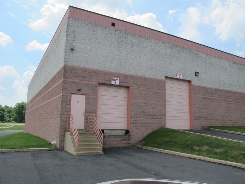 555 Fox Chase, Coatesville, PA for lease - Building Photo - Image 3 of 6
