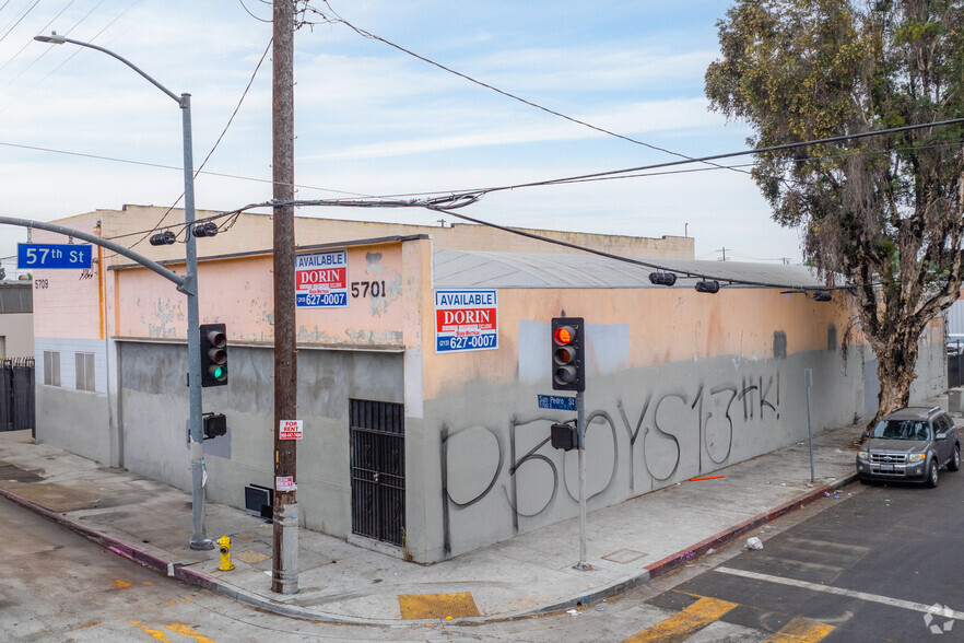 5701-5709 S San Pedro St, Los Angeles, CA à louer - Photo du bâtiment - Image 3 de 22