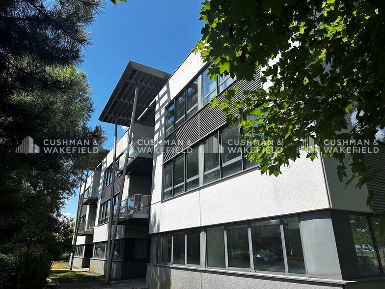Office in Schiltigheim for lease - Building Photo - Image 1 of 12