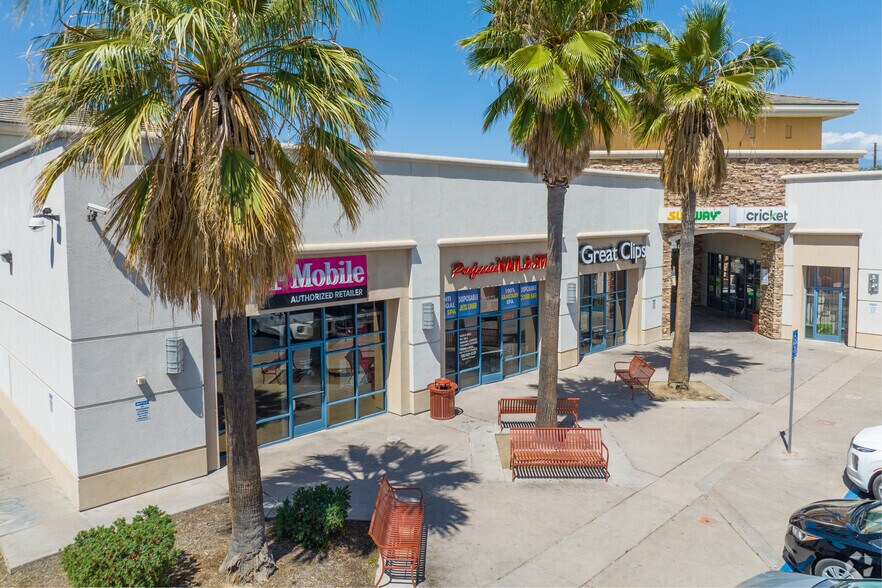 3503-3527 W Stetson Ave, Hemet, CA à louer - Photo du bâtiment - Image 3 de 9