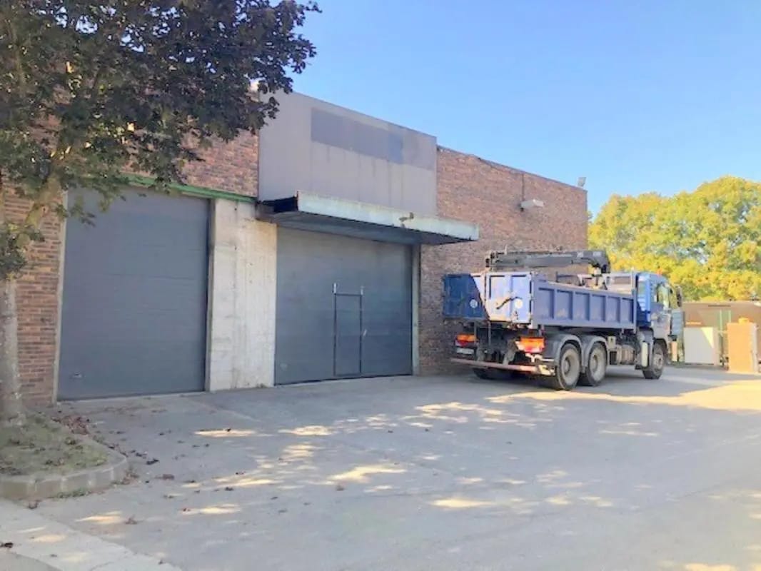 Flex in Plaisir for lease Building Photo- Image 1 of 8