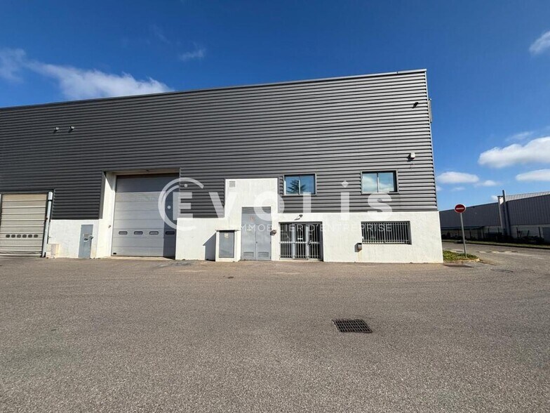 25 Avenue Des Frères Montgolfier, Chassieu à louer - Photo du bâtiment - Image 2 de 8