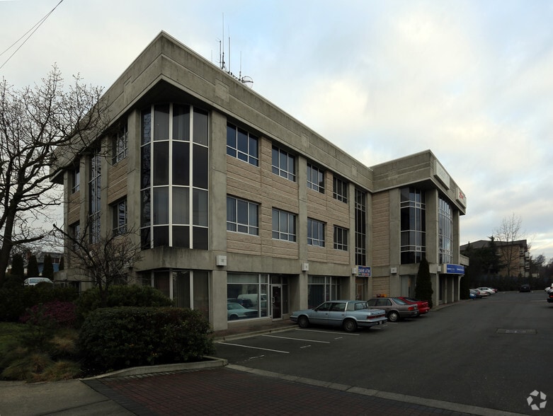 2750 Quadra St, Victoria, BC à louer - Photo du bâtiment - Image 1 de 5