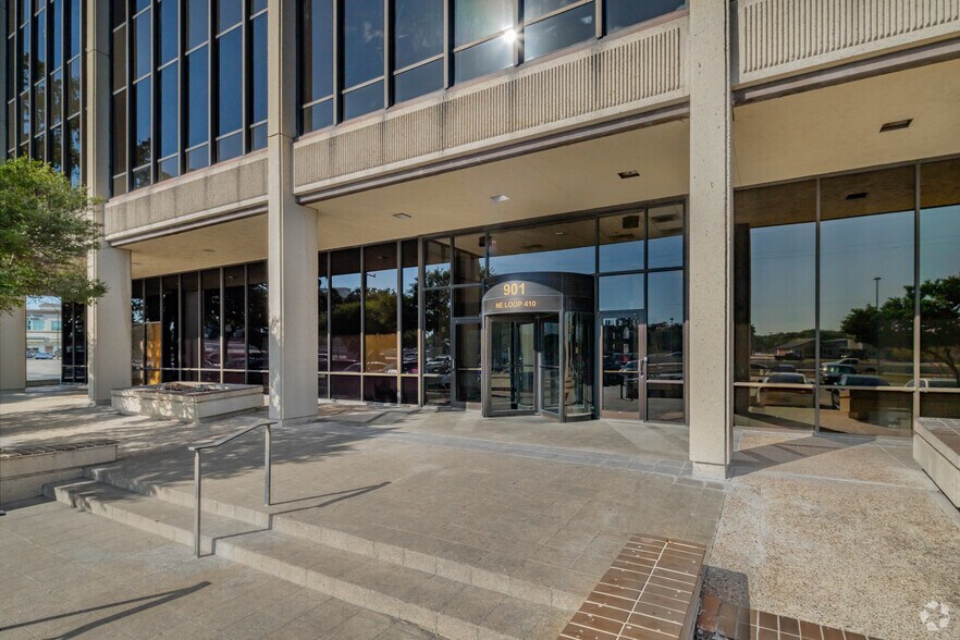 909 NE Loop 410, San Antonio, TX à vendre - Photo du bâtiment - Image 3 de 42