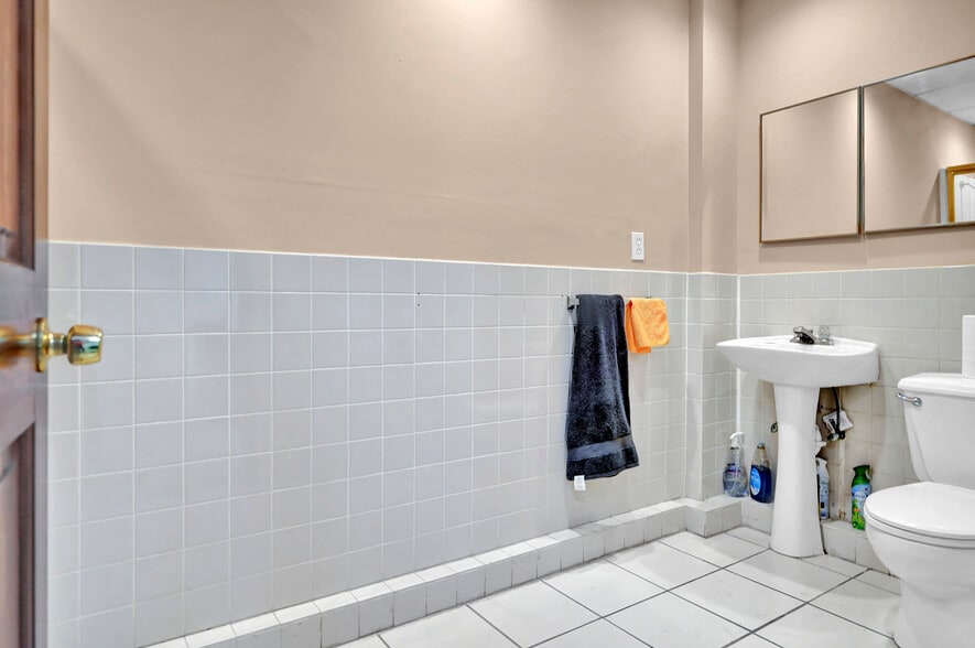 3337 NW 74th Ave, Miami, FL for lease - Building Photo - Image 3 of 38